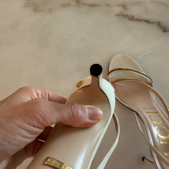 Gucci Heels (ivory leather and gold chain straps) - Picture 6 of 15
